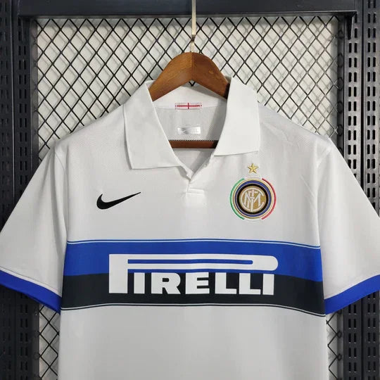 Maillot rétro de l'Inter Milan 2009-2010, en tissu bleu avec le logo du club et détails en noir, porté sur un mannequin.