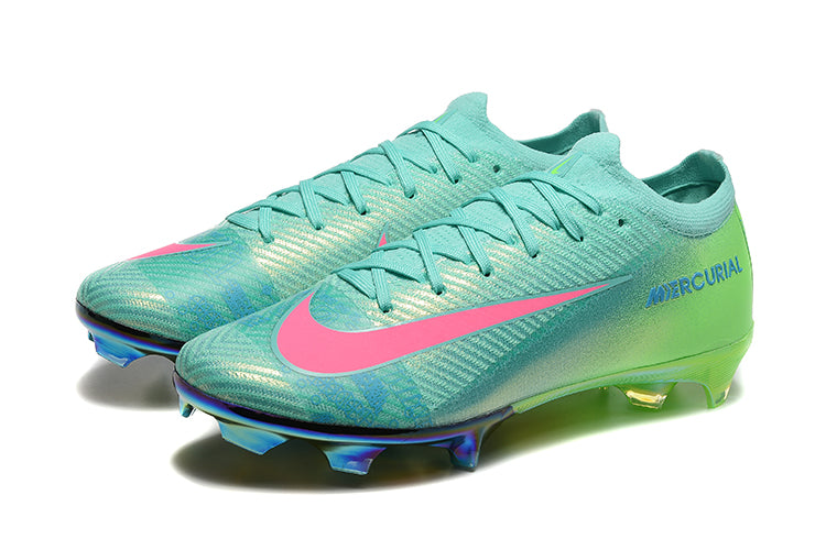Crampons Mercurial Vapor 16 Elite XXV de Le 12 -ème Maillot, vue rapprochée des crampons avec semelle en acier et motifs de traction