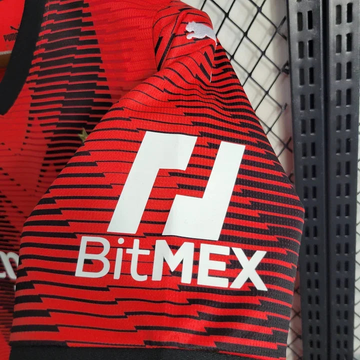 Maillot domicile de l'AC Milan 2023-2024, marque Le 12 -ème Maillot, vue du devant avec logo et couleurs traditionnelles.