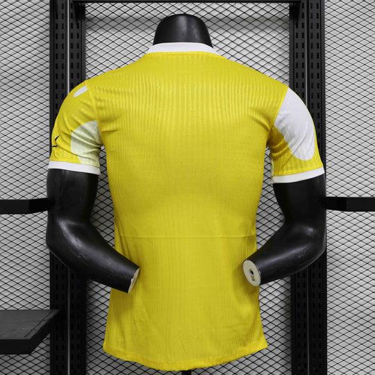 Maillot de football Brésil Concept 2025 jaune, fabriqué par Le 12, avec design moderne et logo officiel sur le torse.