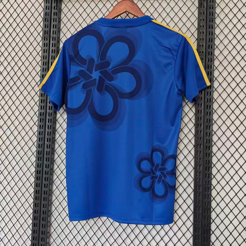Maillot de football Real Madrid 25/26 en bleu, modèle spécial, fabriqué par Le 12 -ème Maillot, vue de face.