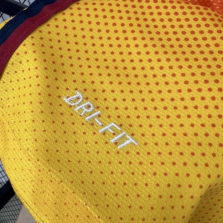 Maillot de football FC Barcelone 2012-2013 rétro Le 12-ème Maillot, vue de face, détail du maillot blaugrana avec logo et sponsor.
