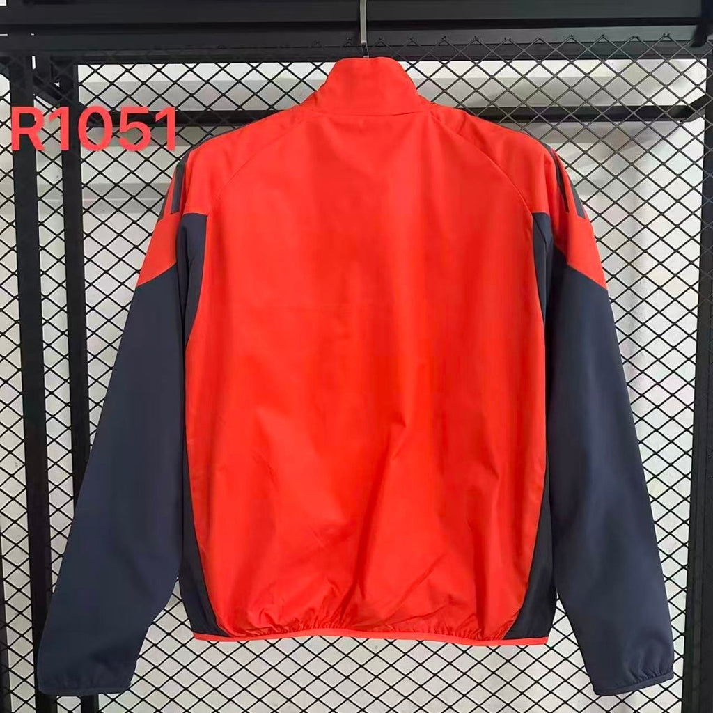 Veste coupe-vent réversible Bayern Munich Le 12 -ème Maillot, logo et détails visibles, tissu léger et respirant.