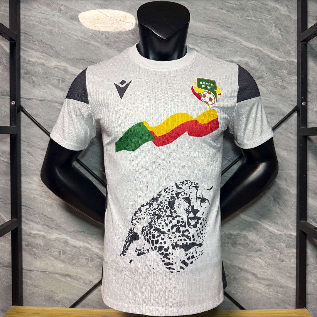 Maillot de football blanc 25/26 du joueur Benin, marque Le 12 -ème Maillot, vue front du maillot avec détails et logo.