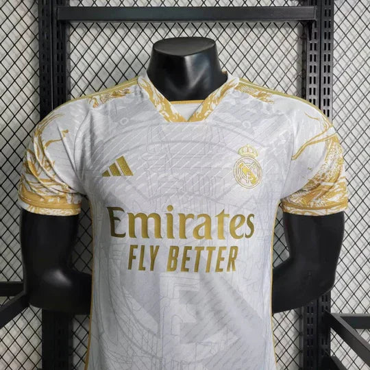 Maillot Real Madrid édition limitée 2023-2024, version dorée, par Le 12 -ème Maillot, vue de face avec logo et détails dorés