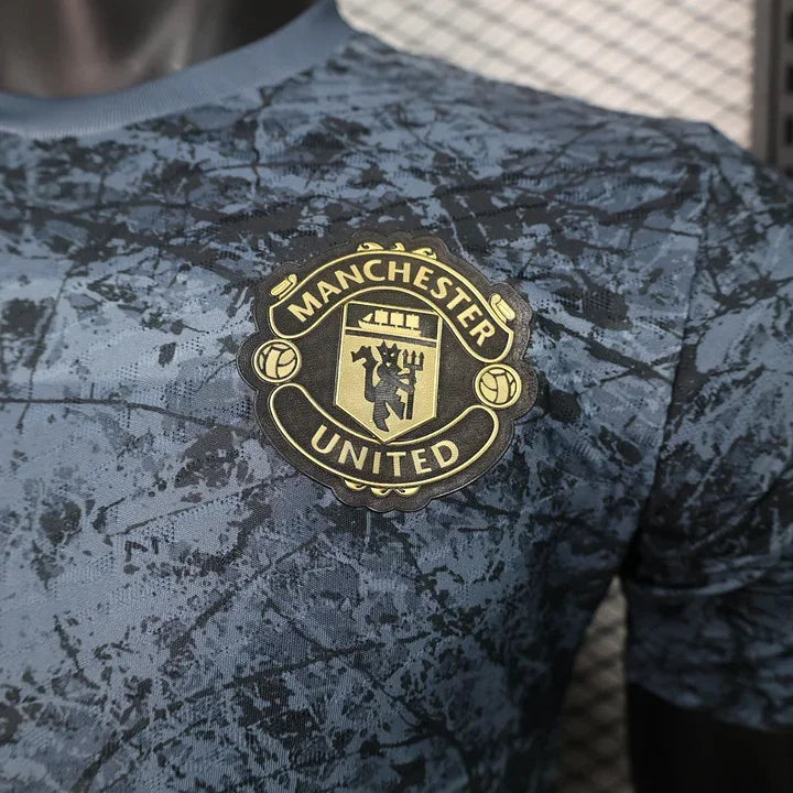 Maillot Manchester United Concept 2024-2025 par Le 12 -ème Maillot, vue de face avec logo et design moderne.