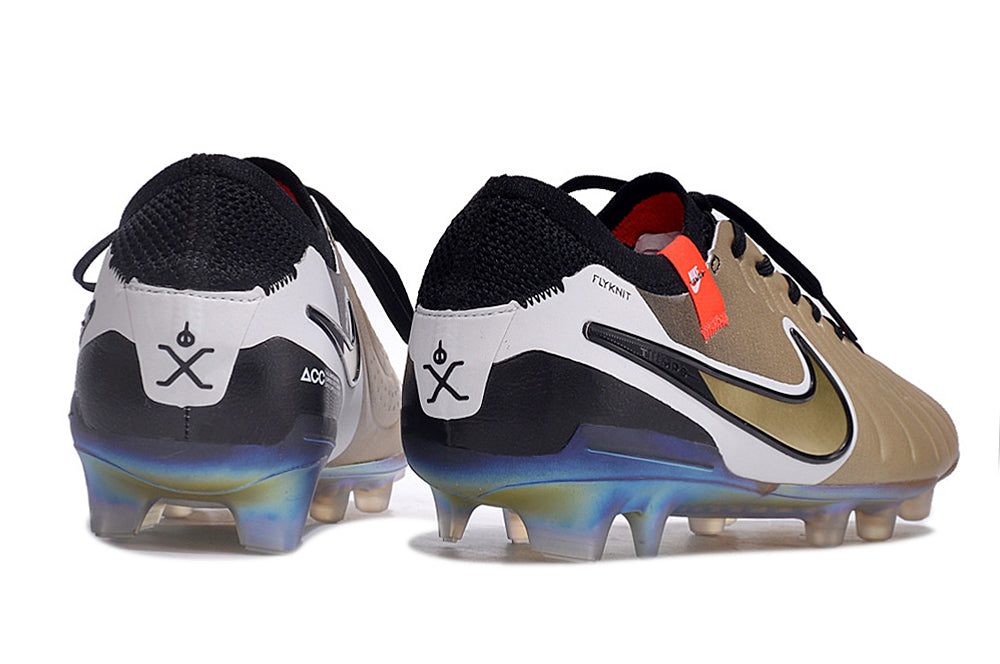 Crampons Tiempo Legend X Elite de la marque Le 12 -ème Maillot, montrant la semelle et les pointes pour l'adhérence en football.