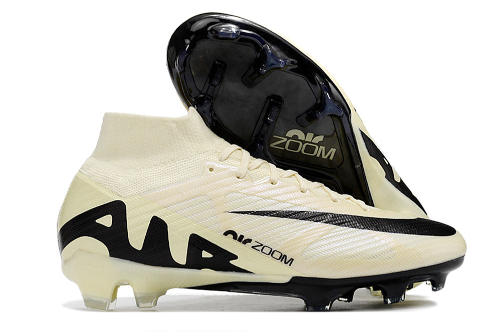 Crampons Mercurial Superfly IX Elite de Le 12 -ème Maillot, vue détaillée de la semelle avec crampons en acier.