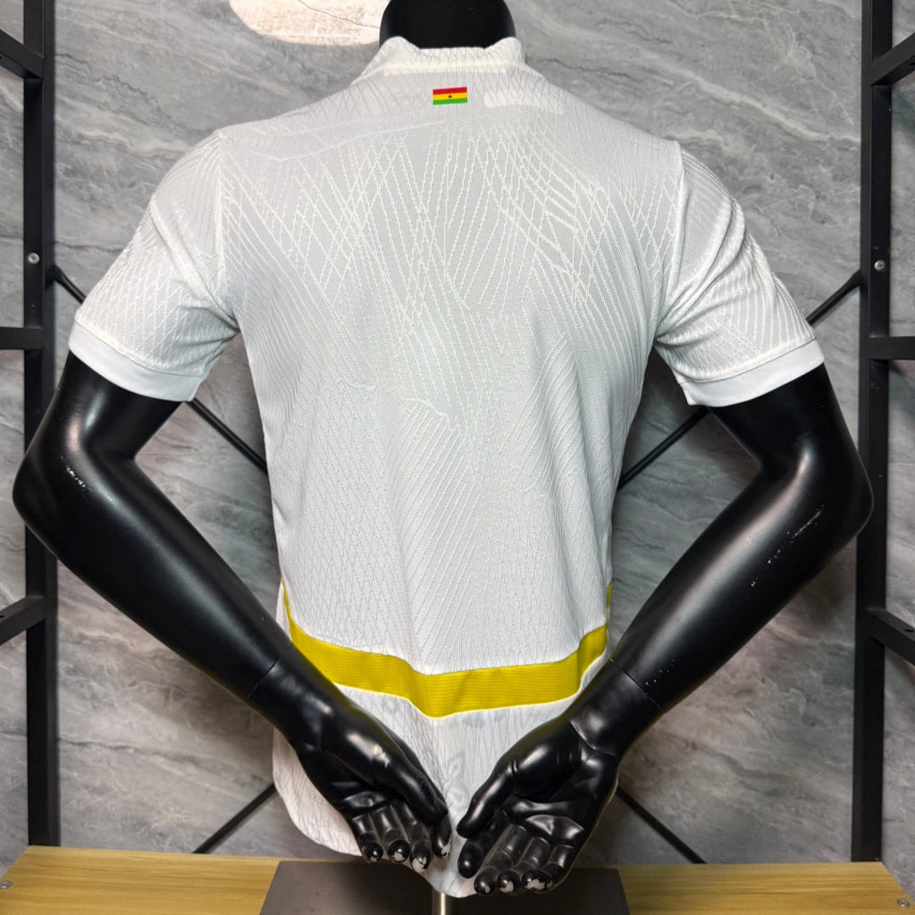 Maillot de football blanc Ghana 25/26 Le 12-ème Maillot, porté par un joueur, avec logo et détails du maillot.