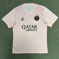 Maillot PSG 25/26 Le 12-ème Maillot Rose A, maillot de football rose avec logo PSG, vue de face.