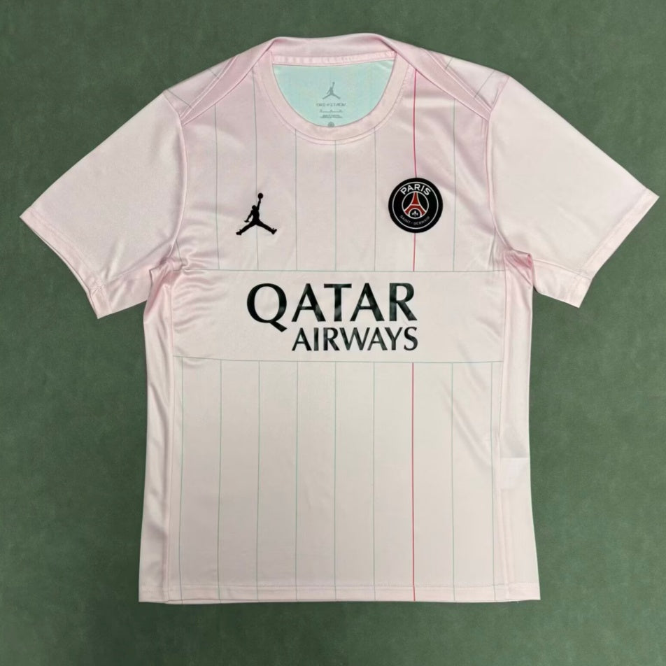 Maillot PSG 25/26 Le 12-ème Maillot Rose A, maillot de football rose avec logo PSG, vue de face.