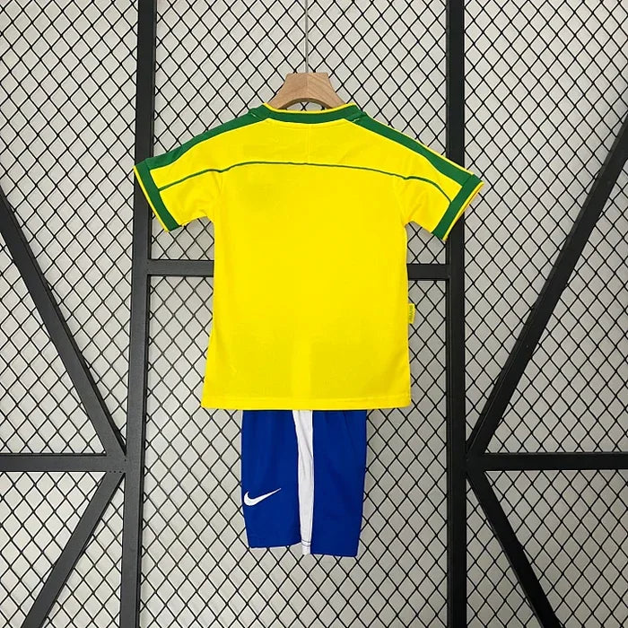 Maillot enfant Brésil rétro 1998 de la marque Le 12, vue de face, avec détails des motifs et couleurs traditionnelles.