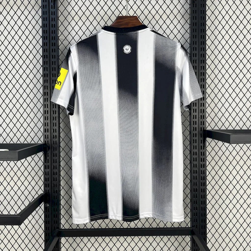 Maillot Newcastle 2025-26 de la marque Le 12-ème Maillot, vue front avec logo et détails du design.