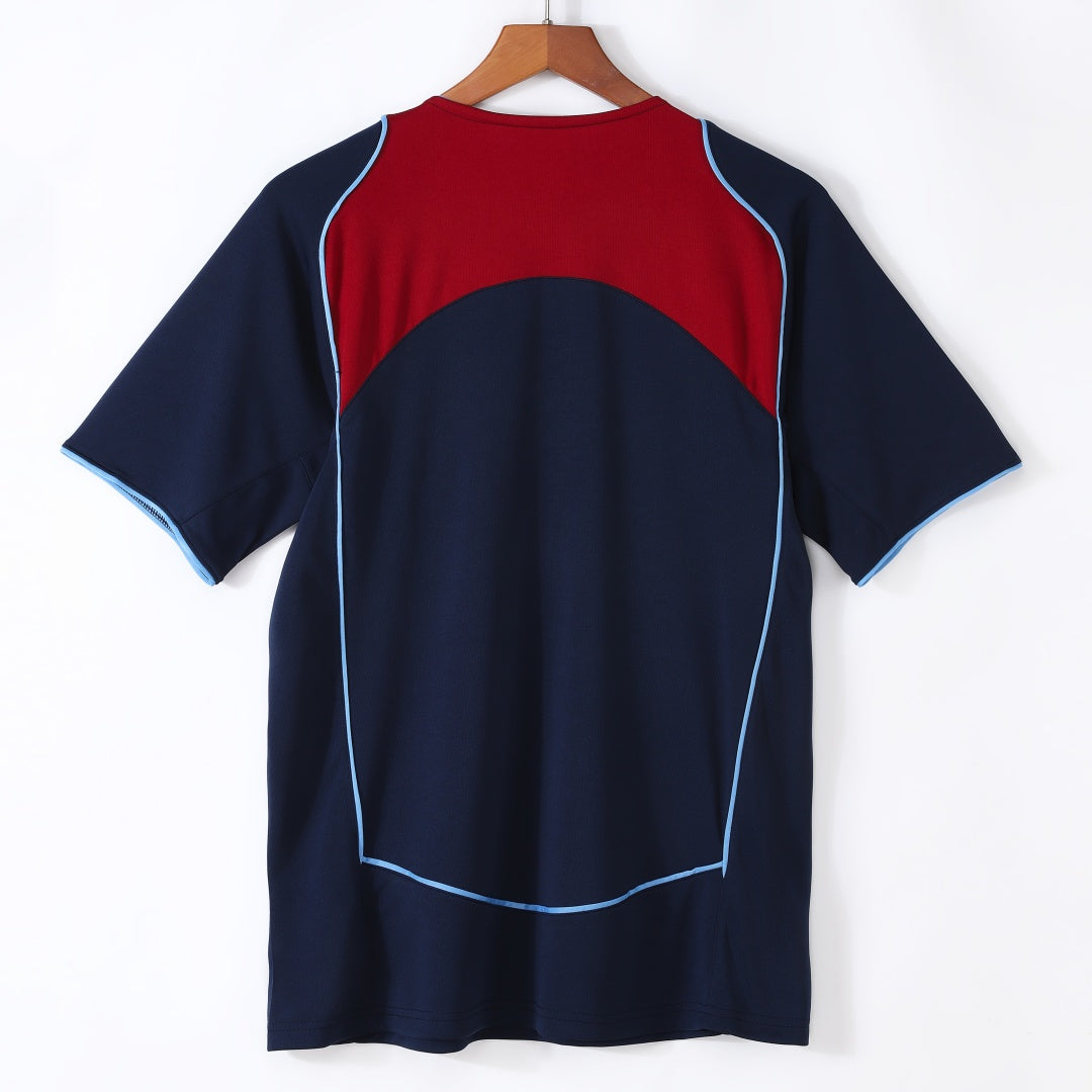 Maillot extérieur rétro de l'Atlético Madrid 2004-2005 de la marque Le 12, logo et détails du maillot visibles.