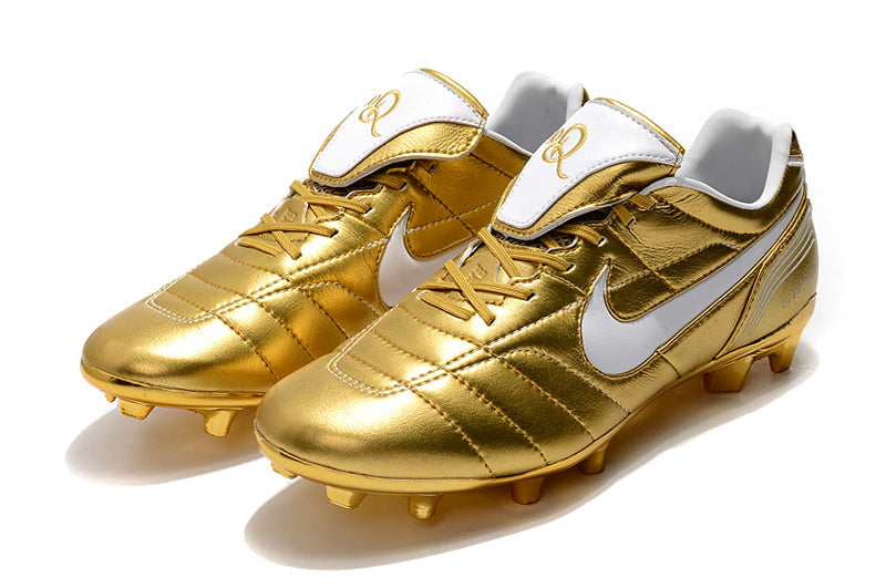 Crampons Le 12 -ème Maillot Tiempo Legend 7 R10 Elite FG pour football, vue en gros plan sur les pointes et la semelle.