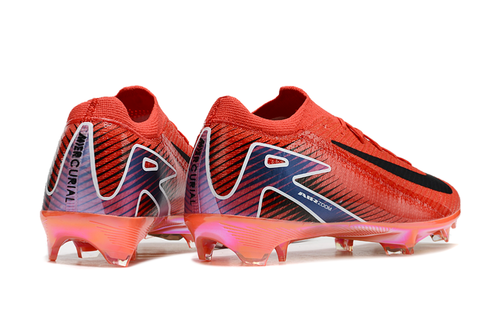 Crampons Mercurial Vapor 16 Elite XXV de la marque Le 12 -ème Maillot, vue des détails des pointes et du design noir et orange.