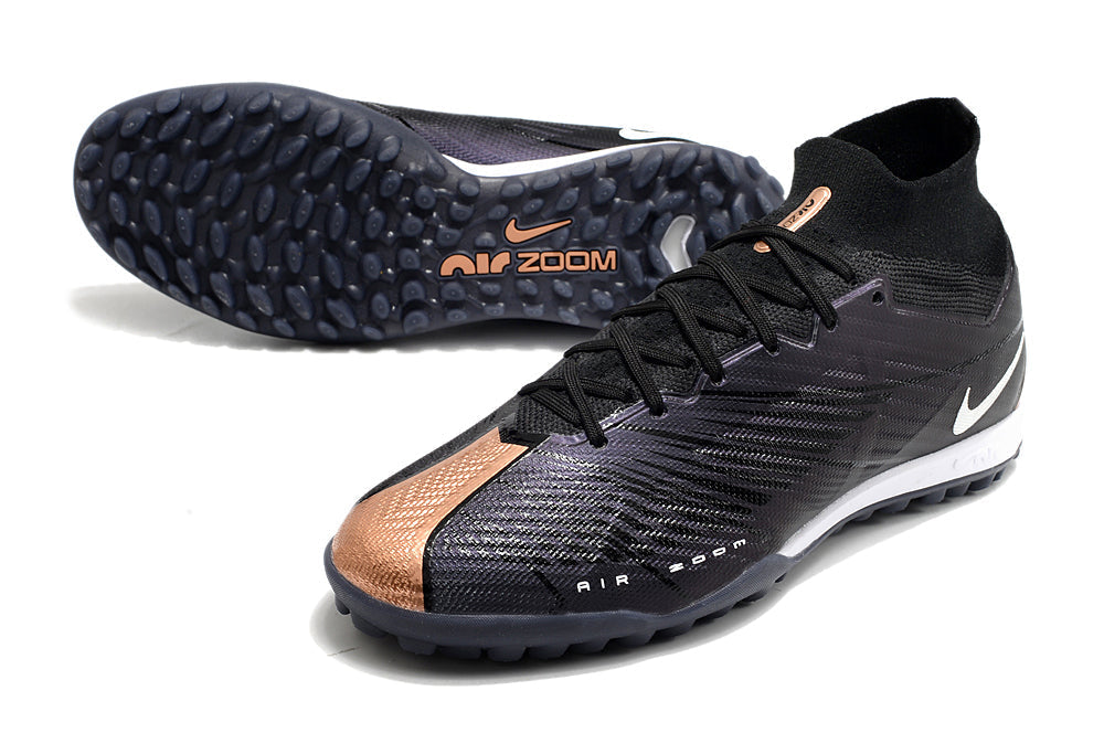 Crampons Mercurial Superfly IX Elite de Le 12 -ème Maillot, vue rapprochée, montrant la semelle et les pointes pour football.