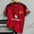 Maillot domicile Manchester United Le 12 -ème Maillot, maillot de football rouge avec logo du club et détails en blanc.