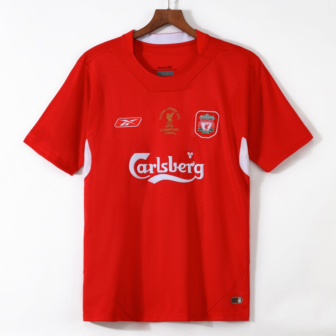 Maillot domicile rétro Liverpool 2004-2005 Le 12ème Maillot, maillot de football aux couleurs rouges et logo du club visible.