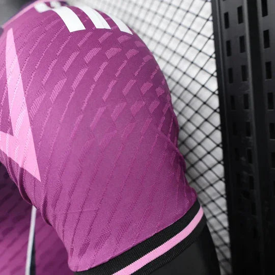 Maillot Japon Concept 2024 violet de la marque Le 12 -ème Maillot, vue de face avec détails du design violet et logo.