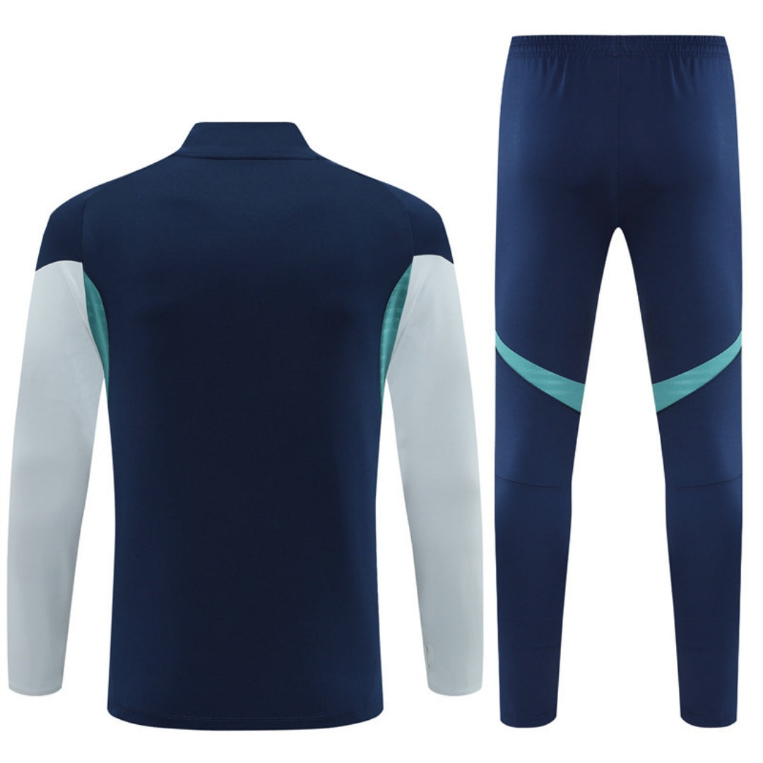 Ensemble Arsenal bleu pour enfants, taille 25/26, fabriqué par Le 12 -ème Maillot, visible en gros plan sur l'image.