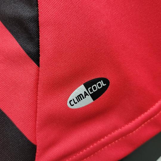 Maillot rétro de football AC Milan 2007-2008, marque Le 12-ème Maillot, avec logo et détails du maillot sur fond blanc