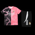 Ensemble Real Madrid avec maillot du club, réalisé par Le 12 -ème Maillot, montrant le logo et les détails du maillot.