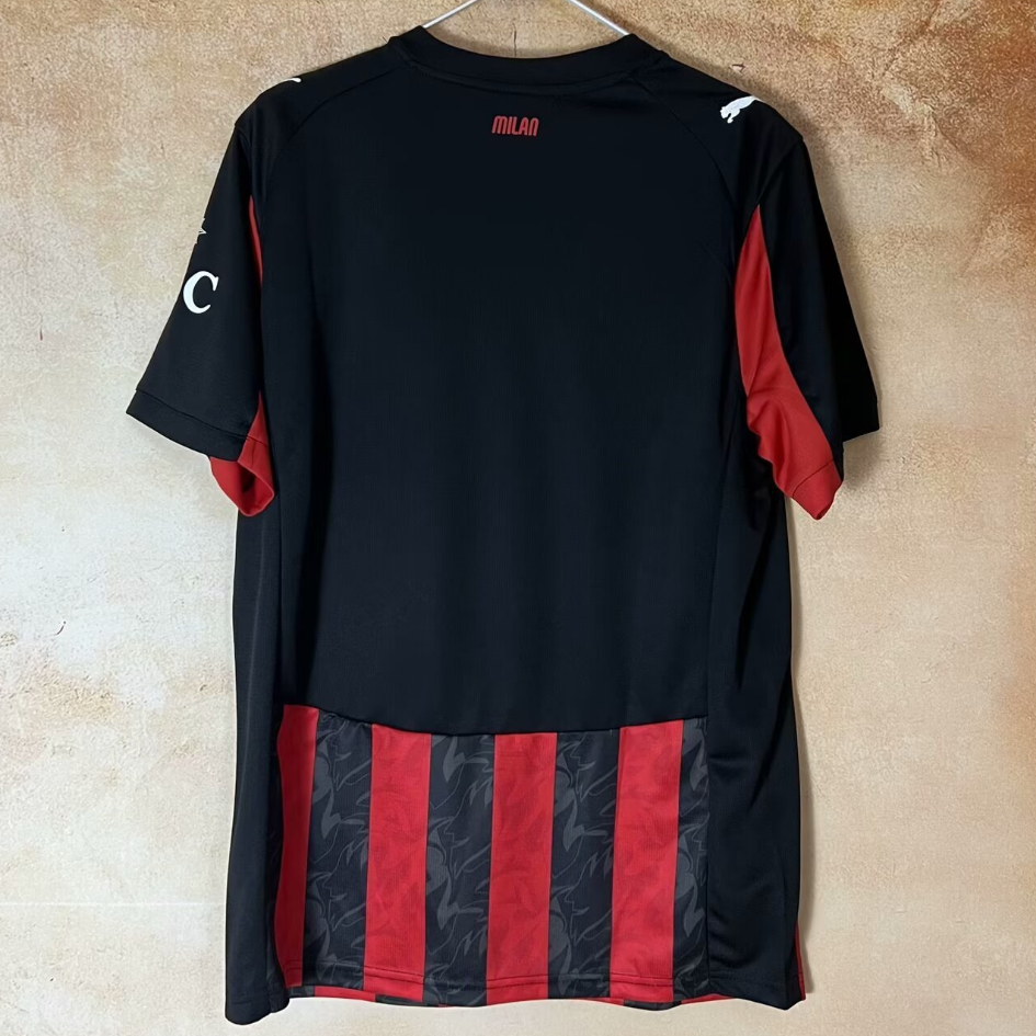 Maillot domicile AC Milan 25/26 Le 12-ème Maillot, maillot de football rouge avec logo et détails noirs, vue de face