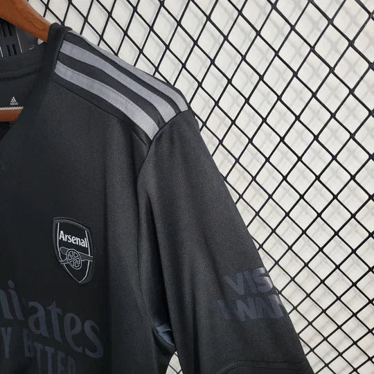 Maillot de football Arsenal 2023 2024 noir, marque Le 12 -ème Maillot, vue de face avec logo et détails du maillot.