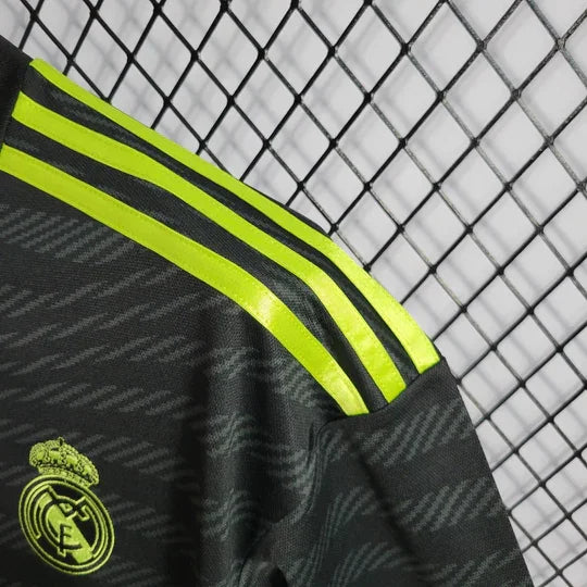 Maillot third Real Madrid 2023-2024 Le 12-ème Maillot, maillot de football blanc avec logo du club et détails modernes.