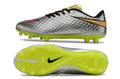 Crampons Hypervenom Élite de Le 12 -ème Maillot pour football, vue des crampons en métal avec pointes pour adhérence.