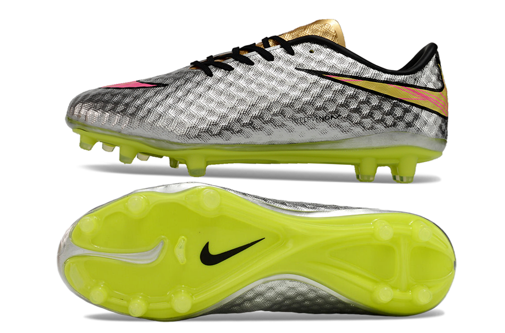 Crampons Hypervenom Élite de Le 12 -ème Maillot pour football, vue des crampons en métal avec pointes pour adhérence.