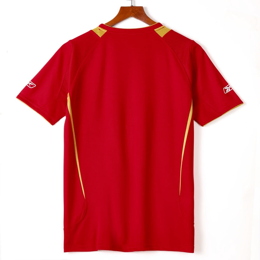 Maillot domicile rétro Liverpool 2005-2006 Le 12-ème Maillot, maillot de football rouge avec logo et détails classiques.