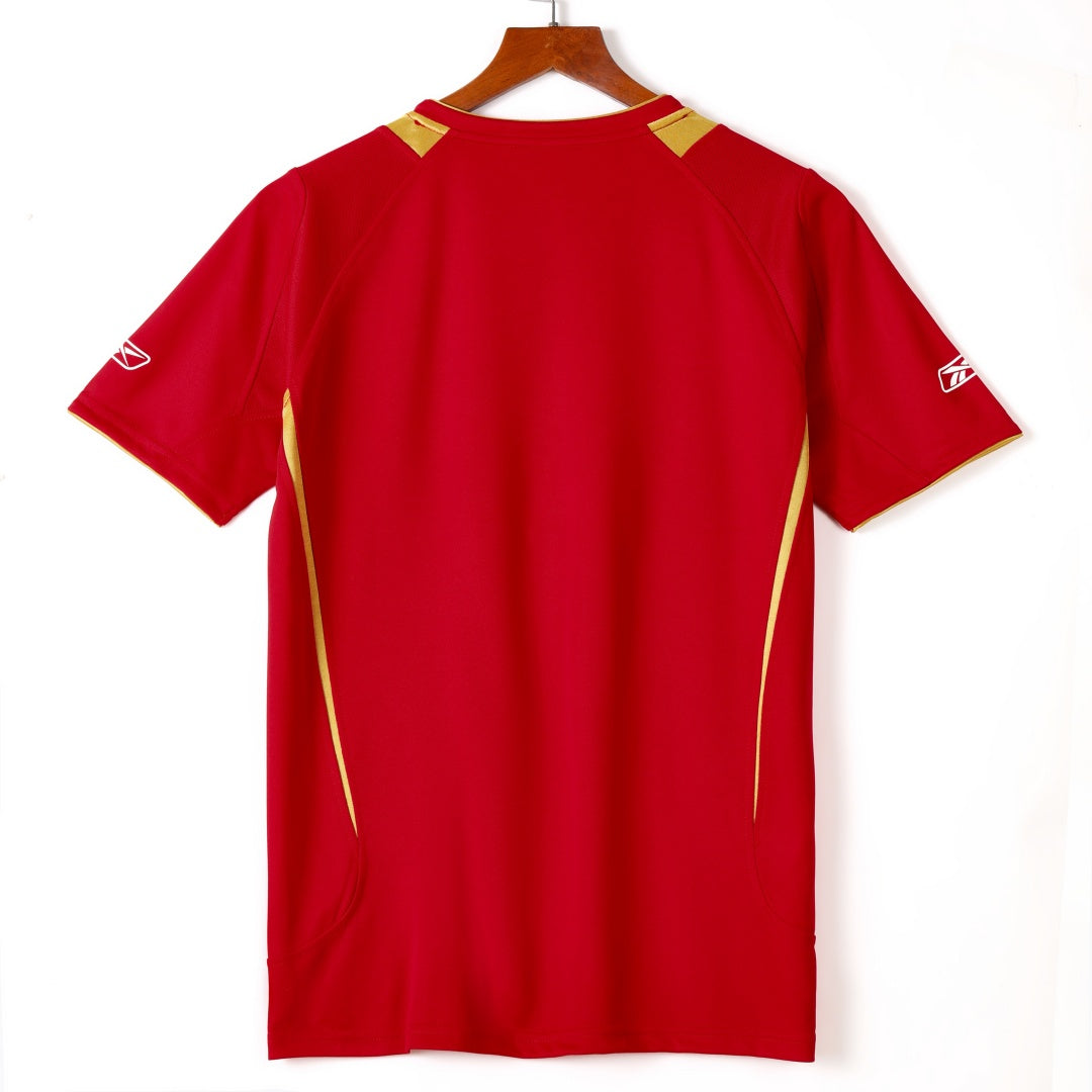 Maillot domicile rétro Liverpool 2005-2006 Le 12-ème Maillot, maillot de football rouge avec logo et détails classiques.