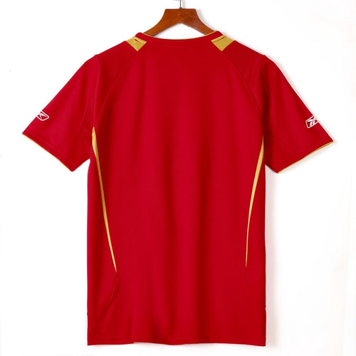 Maillot domicile rétro Liverpool 2005-2006 Le 12-ème Maillot, maillot de football rouge avec logo et détails classiques.