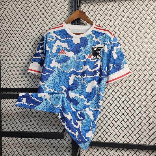 Maillot Japon 2022-23 édition spéciale, maillot de football Le 12 avec détails du design et logo du pays.