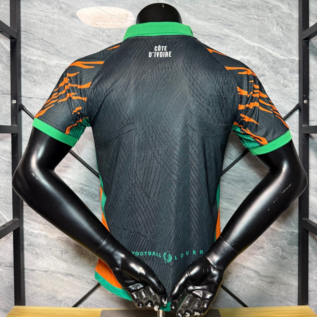 Maillot de football Côte d'Ivoire 25/26 noir, modèle Le 12 -ème Maillot, affiché avec le numéro et le logo de l'équipe.