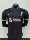 Maillot extérieur Liverpool 2023-2024 version joueur noir, marque Le 12 -ème Maillot, vue du haut avec logo et détails du maillot