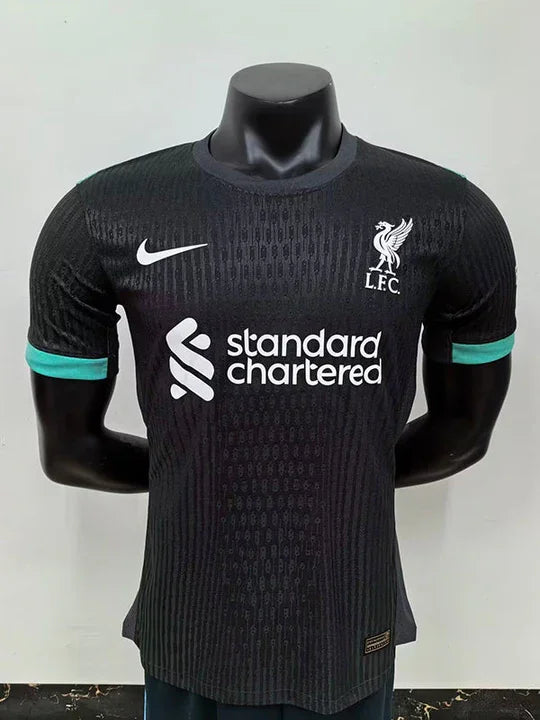 Maillot extérieur Liverpool 2023-2024 version joueur noir, marque Le 12 -ème Maillot, vue du haut avec logo et détails du maillot
