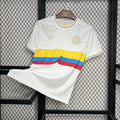 Maillot de football Colombie 100 ans 2024/25 de la marque Le 12 -ème Maillot, vue front avec détails du design bleu et jaune.