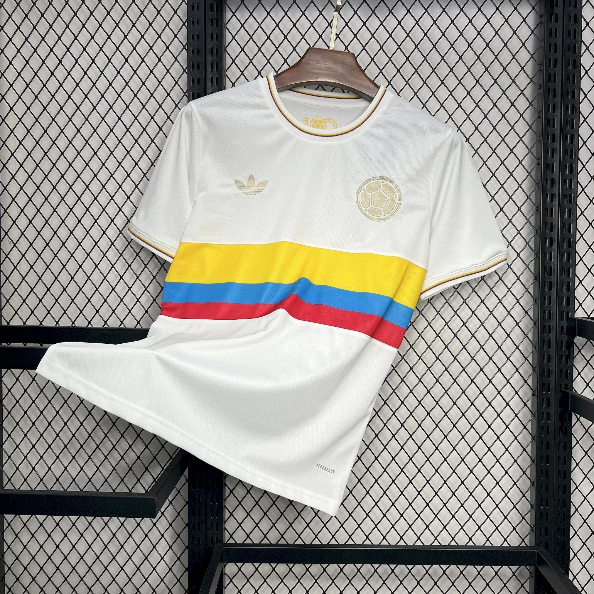 Maillot de football Colombie 100 ans 2024/25 de la marque Le 12 -ème Maillot, vue front avec détails du design bleu et jaune.