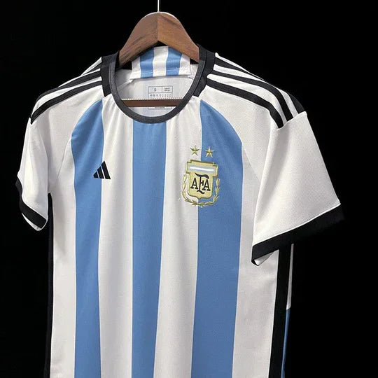 Maillot domicile de l'Argentine 2022/23 de la marque Le 12, avec le logo de l'équipe et les couleurs bleu ciel et blanc.