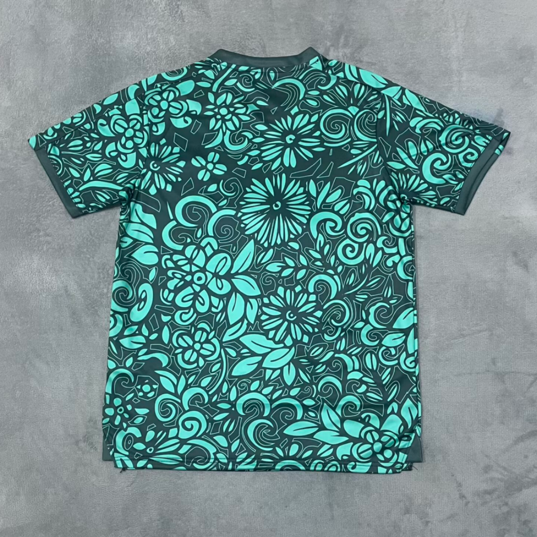 Maillot vert 25/26 FC Le 12 -ème Maillot, en tissu technique, avec logo FC et détails de sport, pour jeunes joueurs.