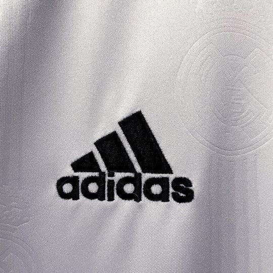Maillot domicile Real Madrid 2022-2023 Le 12 -ème Maillot, maillot de football blanc avec logo du club et détails du sponsor.