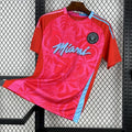 Maillot de football Le 12 -ème Maillot pour Inter Miami, modèle rouge 25/26, vue de face avec logo et détails du design.