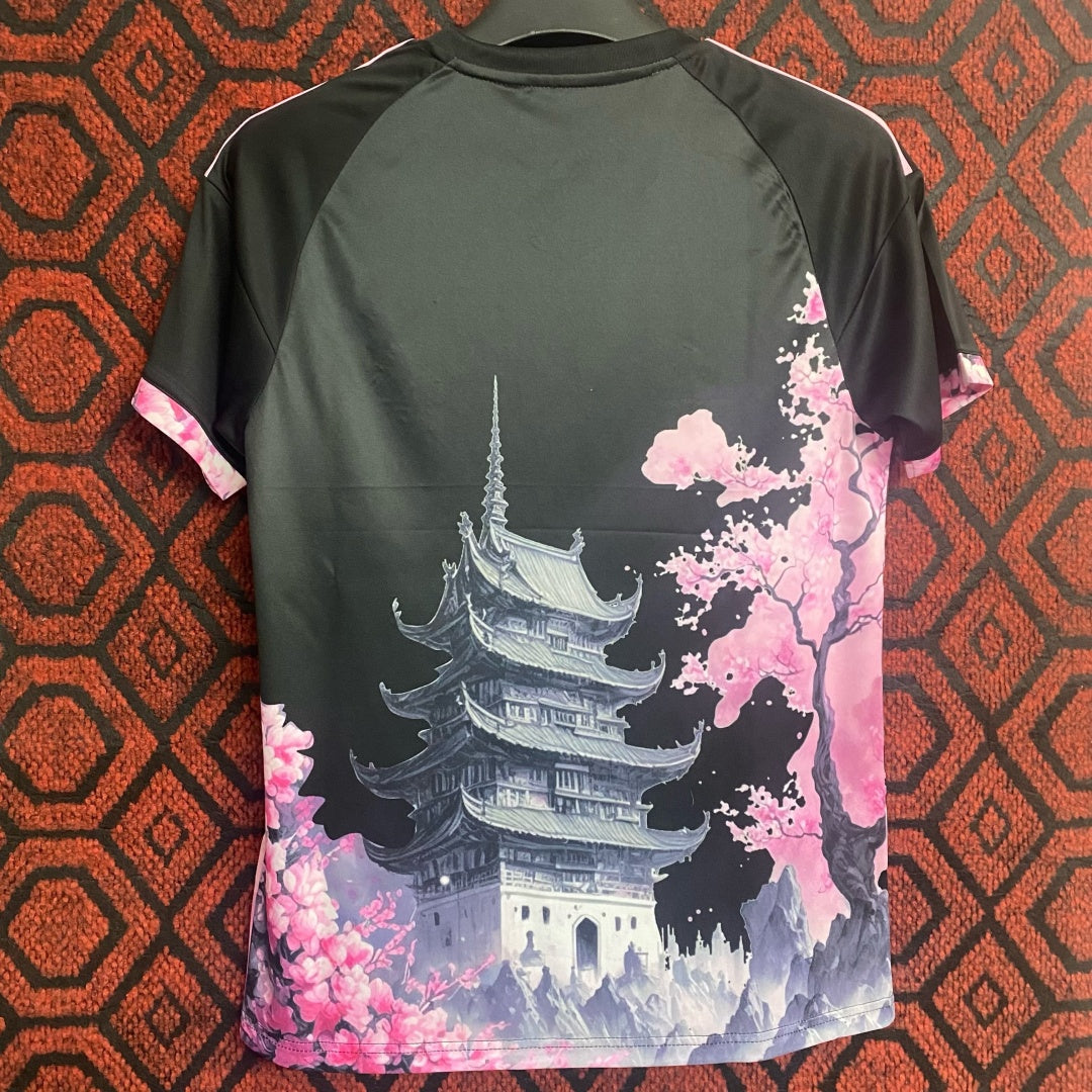 Maillot rose Dragon 25/26 ans Le 12 -ème Maillot, design japonais, près du corps, motifs de dragon, style sportif et coloré.
