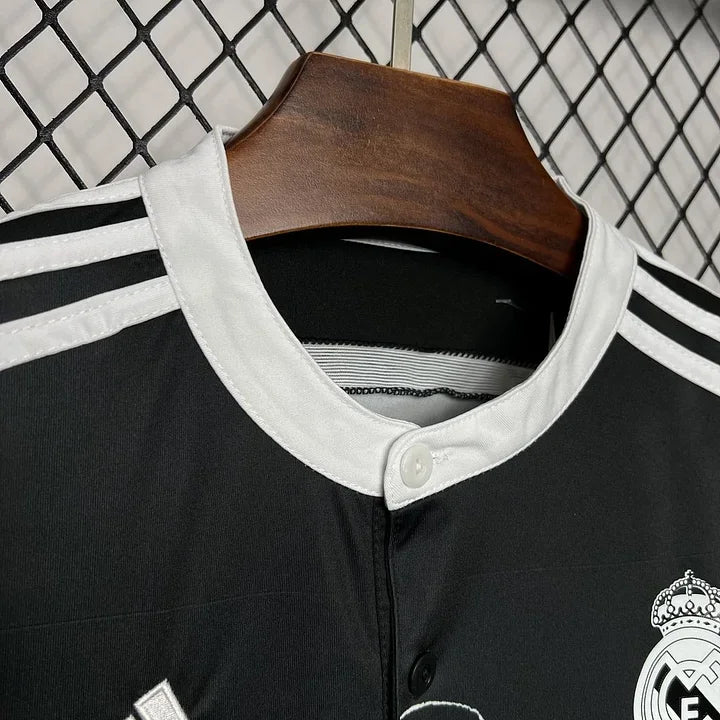 Maillot rétro Real Madrid Foot 2014-2015, marque Le 12-ème Maillot, vue de face, détail du design et logo.