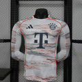 Maillot extérieur Bayern Munich manches longues 2025-26 Le 12 -ème Maillot, vue de face avec logo et détails du maillot.