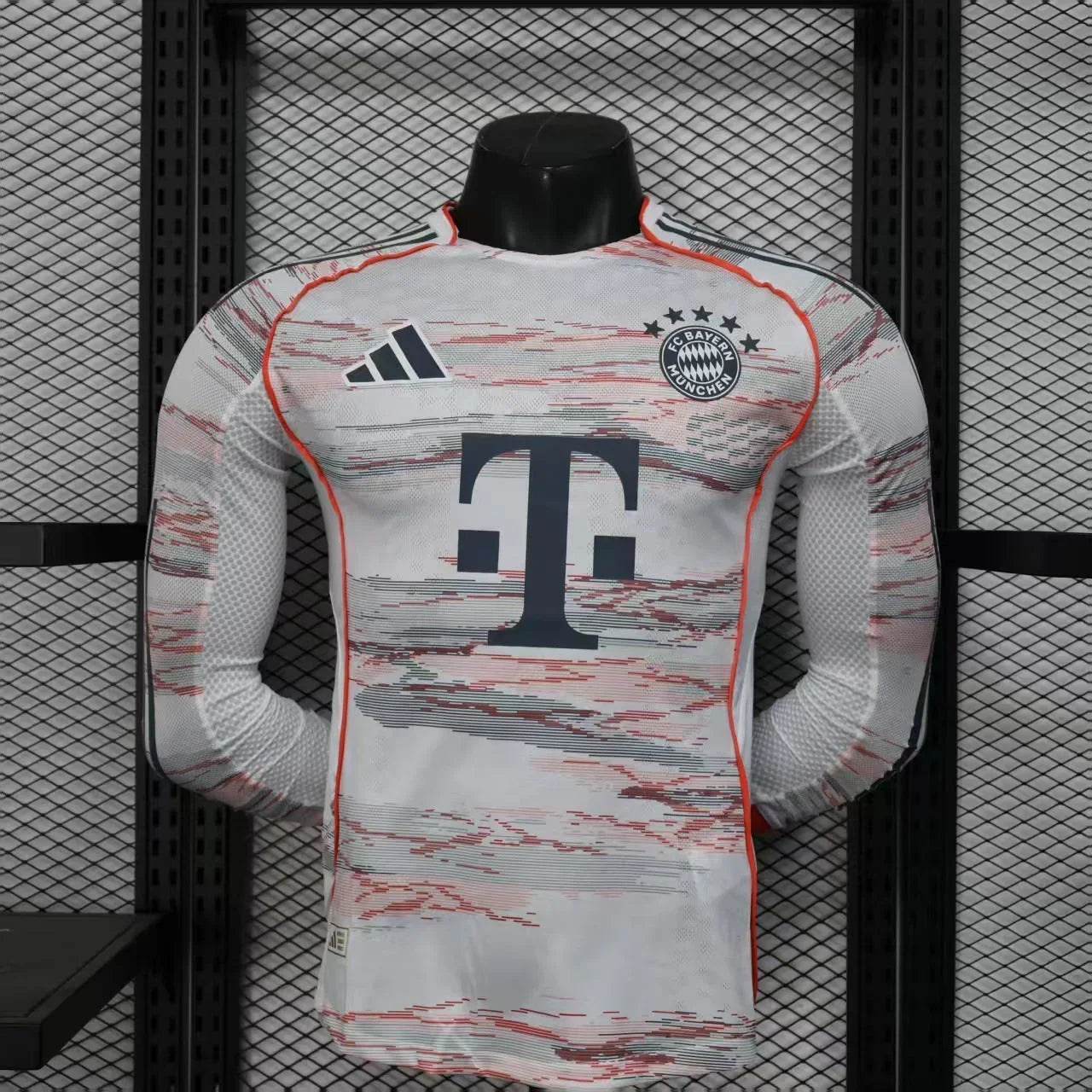 Maillot extérieur Bayern Munich manches longues 2025-26 Le 12 -ème Maillot, vue de face avec logo et détails du maillot.
