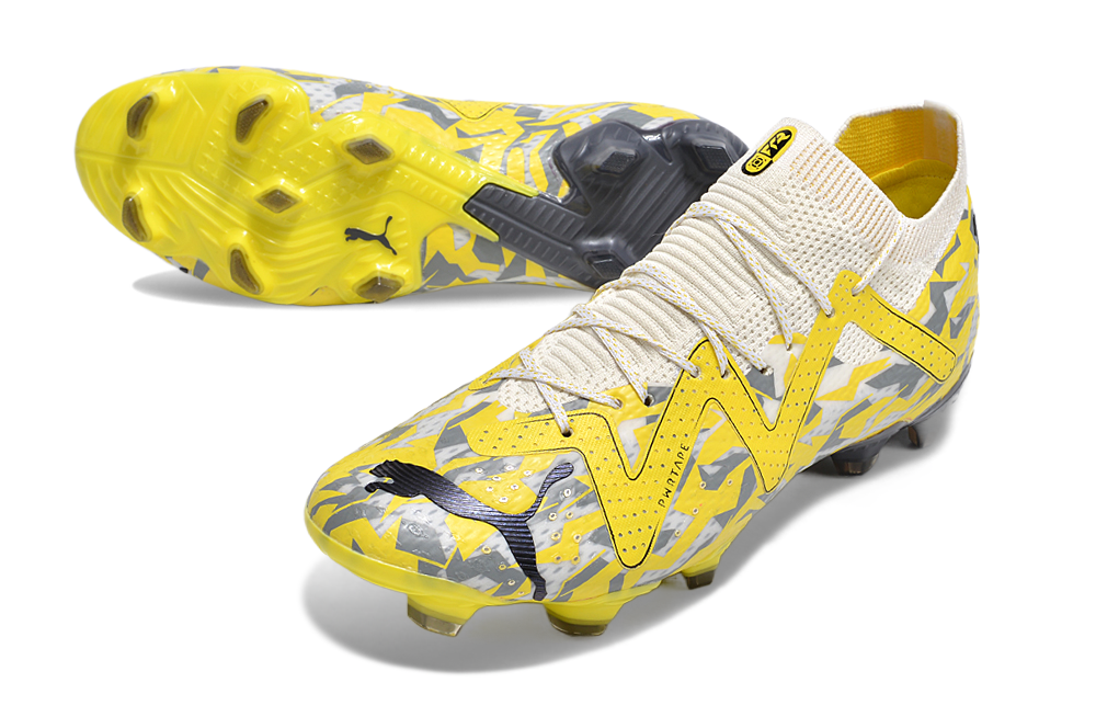 Crampons Future Ultimate FG de Le 12 -ème Maillot, vue montrant les pointes en acier et la fixation pour chaussures de football.
